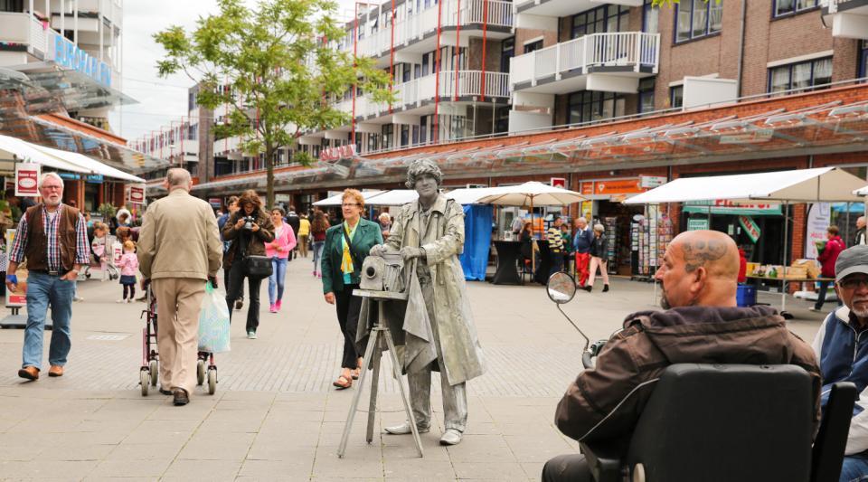 Buitenaanzicht Winkelcentrum de Mare in Alkmaar met levend standbeeld